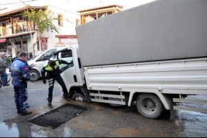 Yol &ccedil;&ouml;kt&uuml;, kamyonet &ccedil;ukura d&uuml;şt&uuml;
