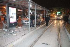 Otomobil tramvay durağına girdi
