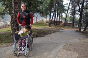 Engelli Meryem i&ccedil;in 40 metrelik yol yapıldı
