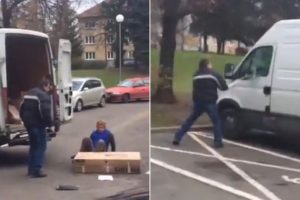 Beklediği paket gelmeyince...