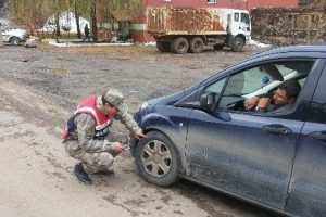 Jandarmadan kış lastiği uygulaması