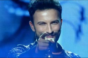 Tarkan, "Best of Zeki M&uuml;ren"le d&ouml;n&uuml;yor