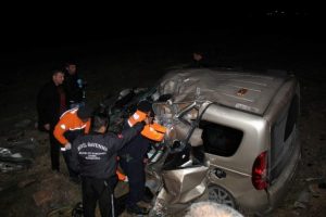 TIR otomobili bi&ccedil;ti: 1 &ouml;l&uuml;, 1 yaralı