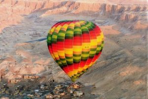 Sıcak hava balonu d&uuml;şt&uuml;! 1 &ouml;l&uuml;...