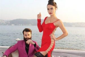 Seksi kıyafeti ile dikkat &ccedil;ekti