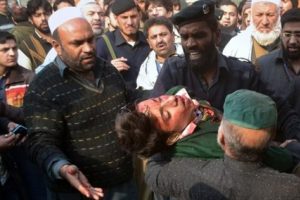 Pakistan'da 141 kişinin &ouml;ld&uuml;ğ&uuml; okulda bomba sesi duyuldu