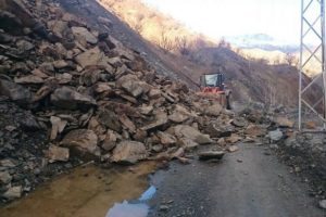 Heyelan yolu kapattı