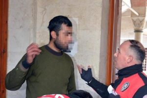 Adana'da korkutan ş&uuml;pheli camide yakalandı
