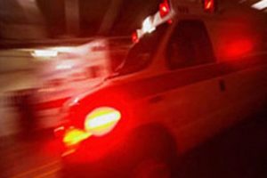 Otomobil bah&ccedil;e duvarına &ccedil;arptı: 2 &ouml;l&uuml;