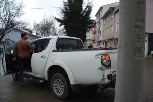 Dikkatsiz s&uuml;r&uuml;c&uuml; beton direğe &ccedil;arptı