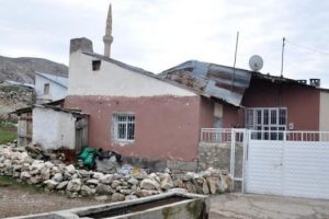Cenazeye gelen &ccedil;ifti soba ayırdı