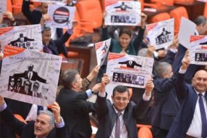 Meclis'te pankart gerilimi! Tansiyon y&uuml;kseldi