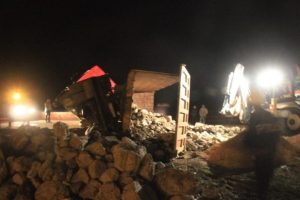 Hafriyat y&uuml;kl&uuml; kamyon yan yattı