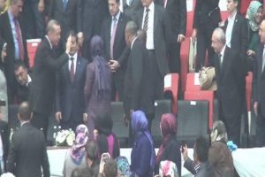 Kılı&ccedil;daroğlu, tokalaşmak i&ccedil;in ayağa kalktı ama...