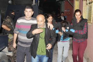 Filmlerdeki k&ouml;t&uuml; adamları cebinden &ccedil;ıkarır! Uyuşturucu,fuhuş....