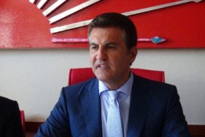 Sarıg&uuml;l a&ccedil;tı ağzını yumdu g&ouml;z&uuml;n&uuml;