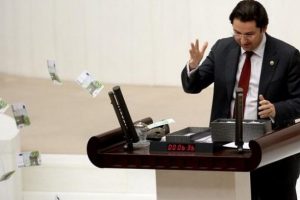 CHP'li vekil TBMM'de Euro'ları havaya sa&ccedil;tı