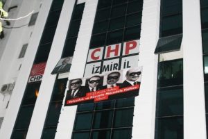 O pankart İzmir il binasına asıldı