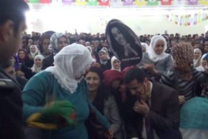 Sevenleri Demirtaş'ı &ouml;pmeye kalkışınca