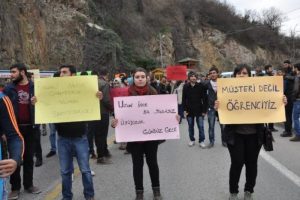 &Ouml;ğrenciler ulaşım eyleminde