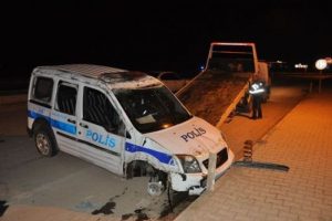 Şanlıurfa'da polis aracı devrildi