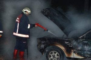 TBMM &ouml;n&uuml;nde alev alan otomobil k&uuml;le d&ouml;nd&uuml;