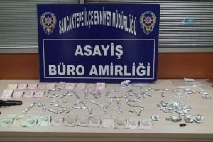 Bonzai tacirleri kadın polise yakalandı