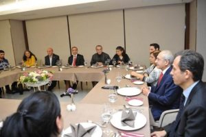 Kılı&ccedil;daroğlu, Gezi'de yaşamını yitirenlerin aileleri ile yemek yedi