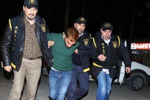 Hırsızları lin&ccedil;ten polis kurtardı