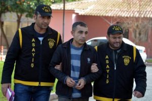 Pazarcı gibi davranan polis, yankesiciyi yakaladı
