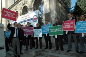Abd&uuml;lhamid Han'ın t&uuml;rbesi &ouml;n&uuml;nde Osmanlıca dersi