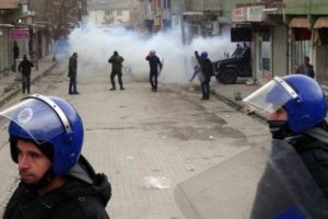 Doğubeyazıt'ya esnaf polisle &ccedil;atıştı : 1 polis yaralı!