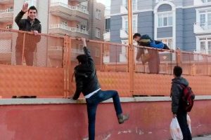 Okuldan ka&ccedil;mak i&ccedil;in değil, girmek i&ccedil;in duvardan atlıyorlar!