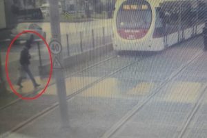 Tramvay yolundaki kazalar g&uuml;venlik kamerasında