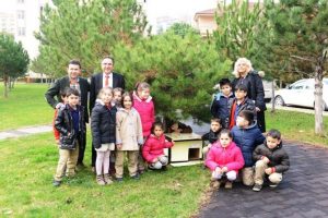 Bursalı miniklerden sokak k&ouml;peklerine kul&uuml;be