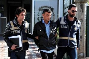 Y&uuml;z&uuml;ndeki tırnak izi yakalattı