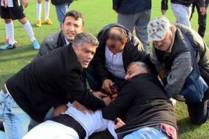 Dili boğazına ka&ccedil;an oyuncuyu antren&ouml;rler kurtardı