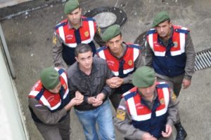 Alman &ccedil;iftin katil zanlıları hakim karşısında