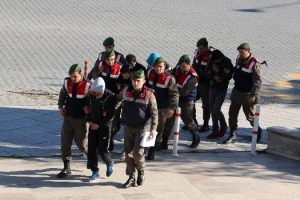 &Ccedil;aldıkları 3 bin liralık televizyonu bayiye 75 liraya satınca yakalandılar