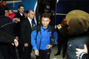Trabzonspor, Bursa'da sevgi g&ouml;sterileri ile karşılandı