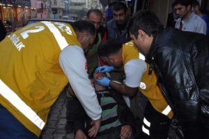 A&ccedil;lıktan başı d&ouml;nen Suriyeli merdivenlerden yuvarlandı