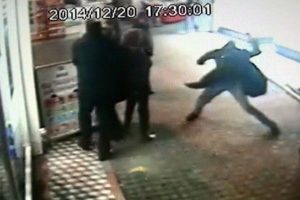 Yengesini sopayla d&ouml;vd&uuml;, dostunu hastanelik etti