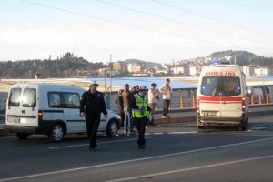 Karşıya ge&ccedil;mek isterken kamyonet &ccedil;arptı