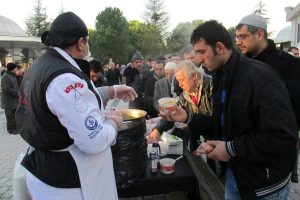 Bursa'da sabah namazına gelene &ccedil;orba