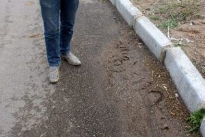 Ka&ccedil;an aracın plakasını &ccedil;amura yazdı