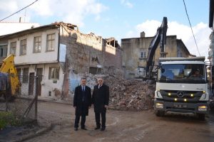 Otopark ve meydan projeleri i&ccedil;in yıkımlar başladı
