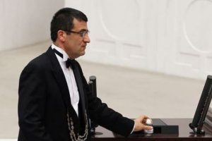 AK Partili vekil Meclis k&uuml;rs&uuml;s&uuml;ne tuzluk bıraktı
