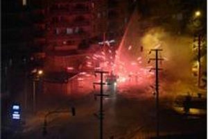 Polisle g&ouml;sterici arasına şok diyalog!