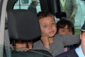 Polisten ka&ccedil;ıp camiye sığındılar!
