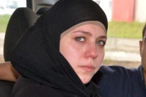 Suriyeli kızı h&uuml;ng&uuml;r h&uuml;ng&uuml;r ağlattılar!